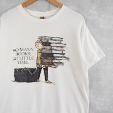 画像1: Edward Gorey "SO MANY BOOKS; SO LITTLE TIME." キャラクタープリントTシャツ L (1)