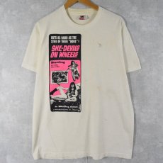 画像2: 90's SOMETHING WEIRD PRODUCTS USA製 "She-Devils on Wheel" アクション映画プリントTシャツ XL (2)