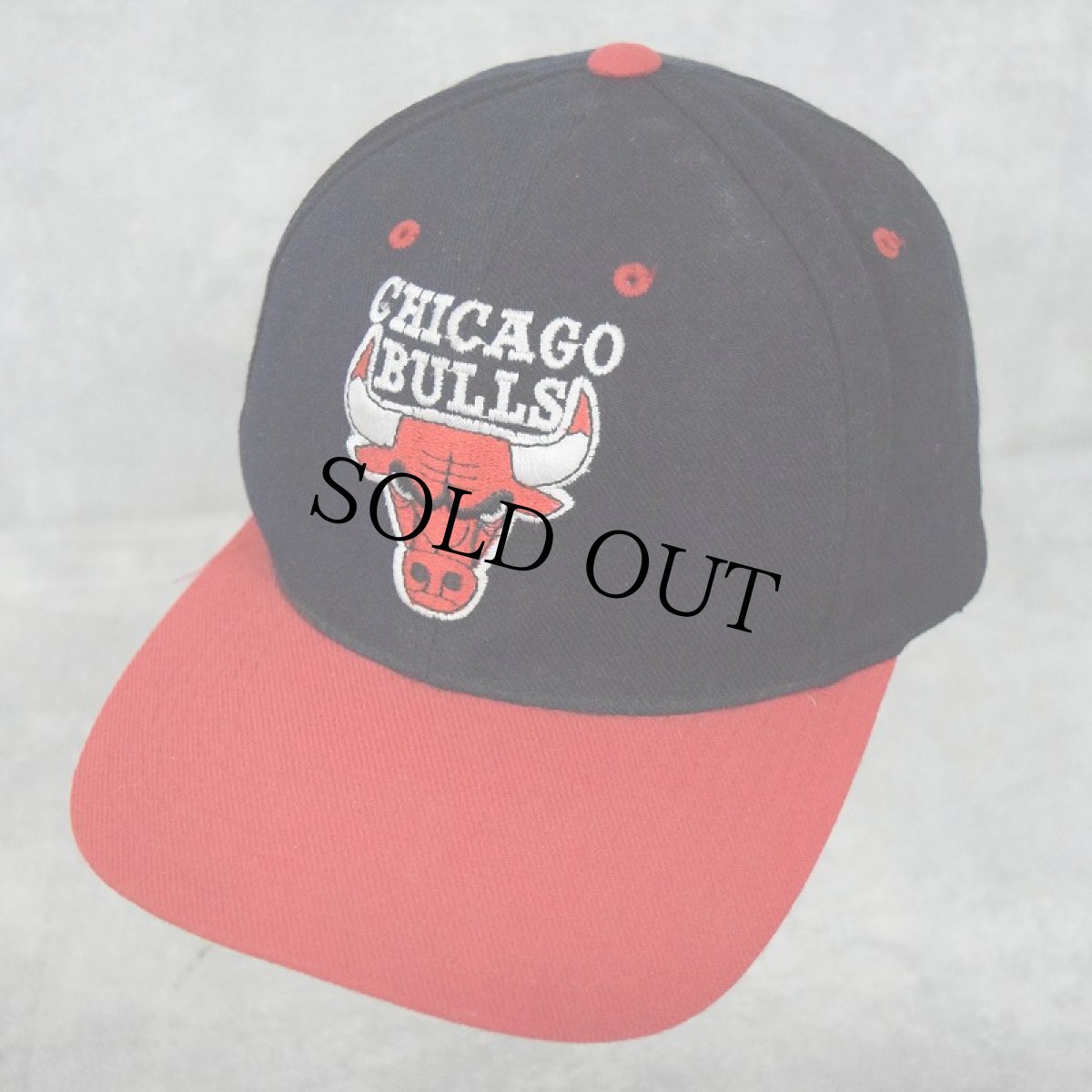 画像1: 90's NBA "CHICAGO BULLS" ロゴ刺繍 スナップバックキャップ ONE SIZE (1)