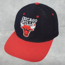 画像1: 90's NBA "CHICAGO BULLS" ロゴ刺繍 スナップバックキャップ ONE SIZE (1)