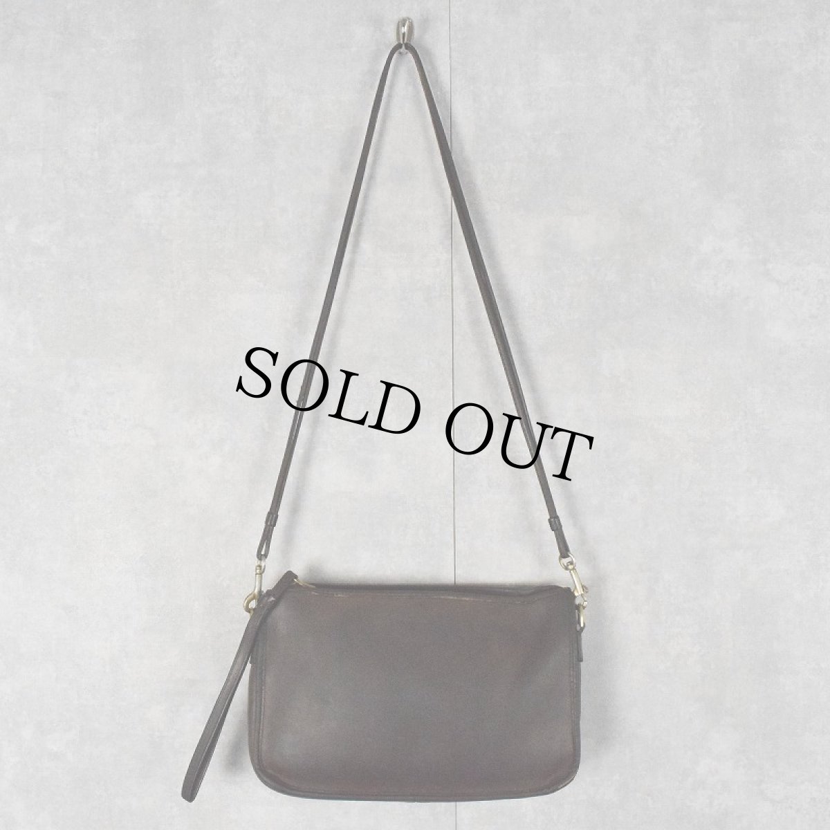 画像2: 60〜70's COACH USA製 レザーショルダーバッグ BROWN (2)