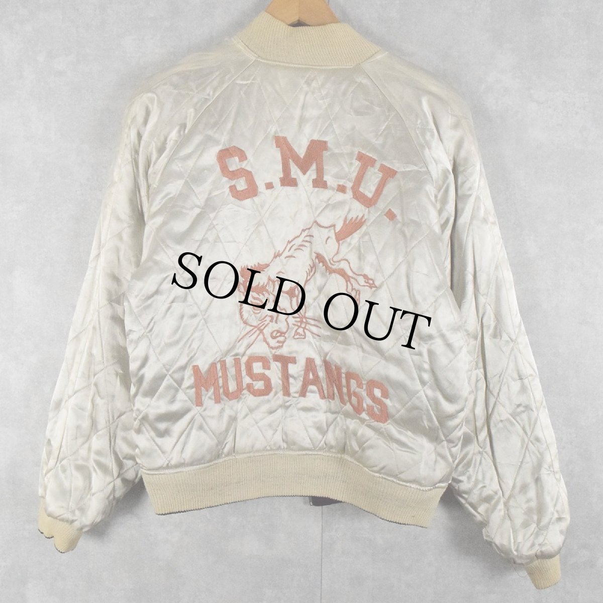 画像4: 50's "S.M.U. MUSTANGS ラブリー" 黒別珍×ホワイトサテン スカジャン (4)