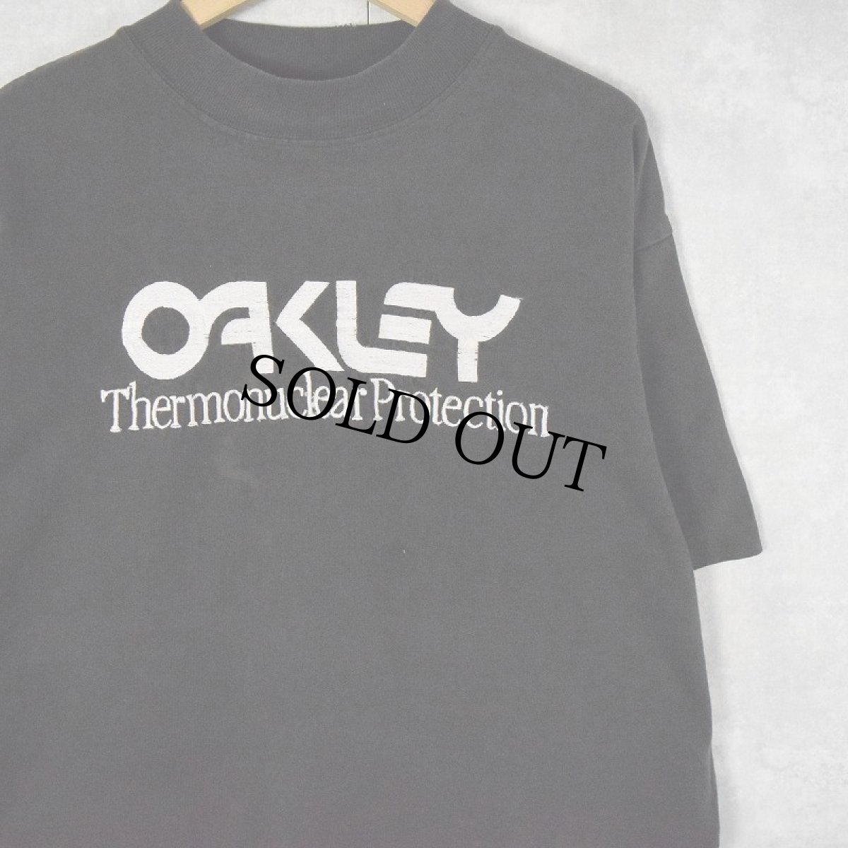 画像1: 90's OAKLEY USA製 "Thermonuclear Protection" ロゴ刺繍Tシャツ XL (1)