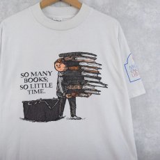 画像1: Edward Gorey "SO MANY BOOKS; SO LITTLE TIME." キャラクタープリントTシャツ (1)