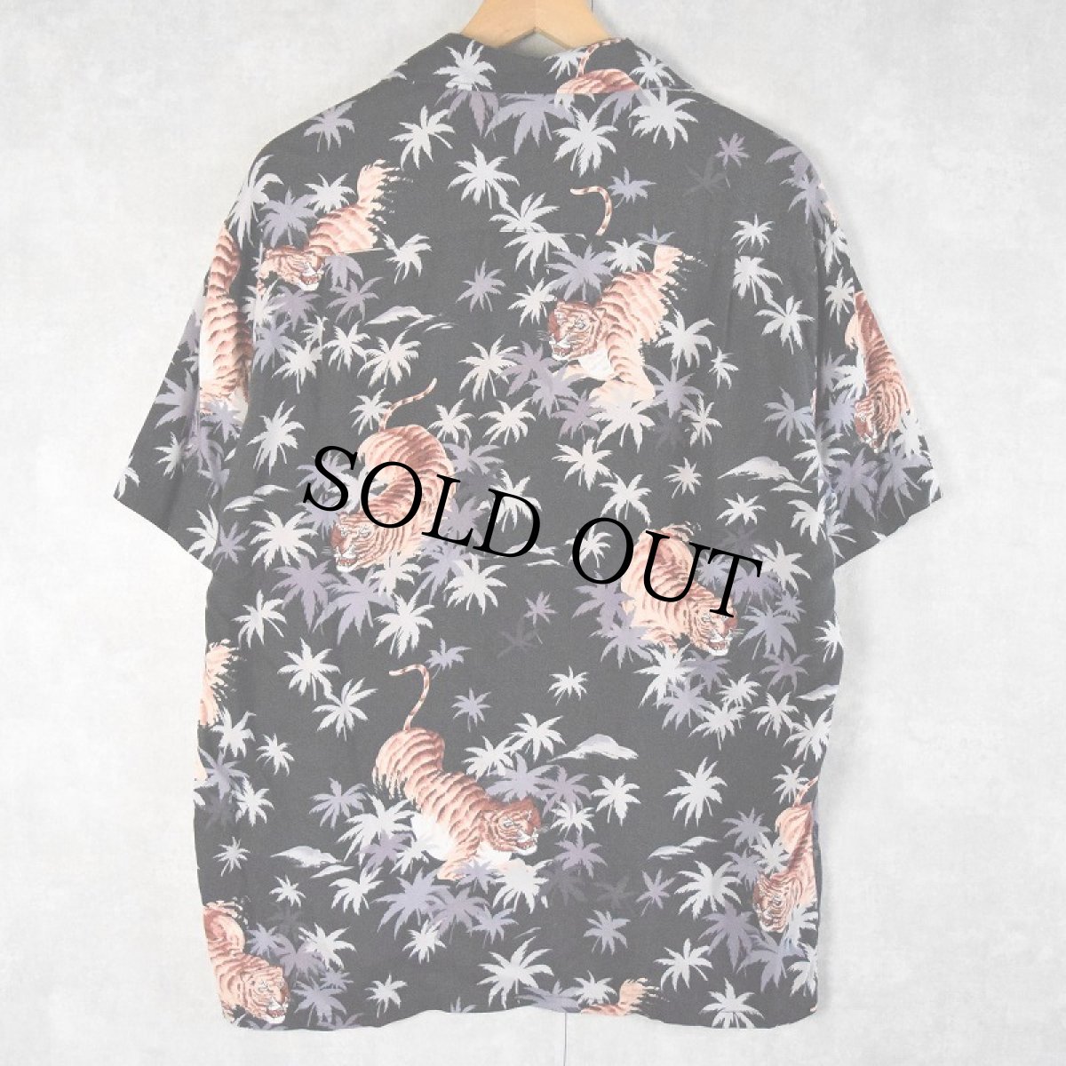 画像2: 70〜80's KENNINGTON 虎柄 オールオーバーパターン レーヨンアロハシャツ BLACK M (2)