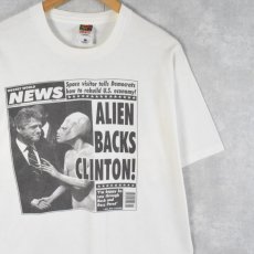 画像1: 90’s Weekly World News USA製 “ALIEN BACKS CLINTON!” パロディプリントTシャツ XL (1)