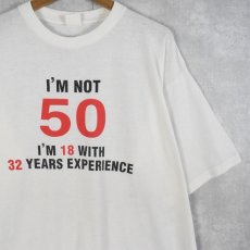 画像1: 90's "I'M NOT 50 I'M 18 WITH 32 YEARS EXPERIECE" ジョークプリントTシャツ (1)