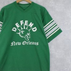画像1: 【SALE】 80〜90's Defend New Orleans スカルプリント Vネック フットボールTシャツ (1)