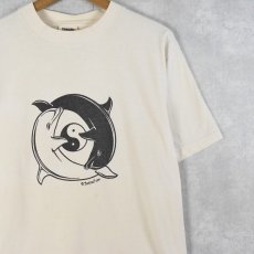 画像1: [お客様お支払い処理中]90's USA製 イルカ × 陰陽 プリントTシャツ L (1)