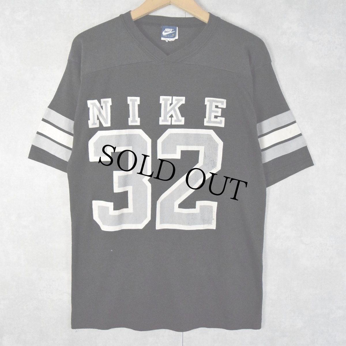 画像1: 80's NIKE 紺タグ USA製 "NIKE 32" Vネック フットボールTシャツ M (1)