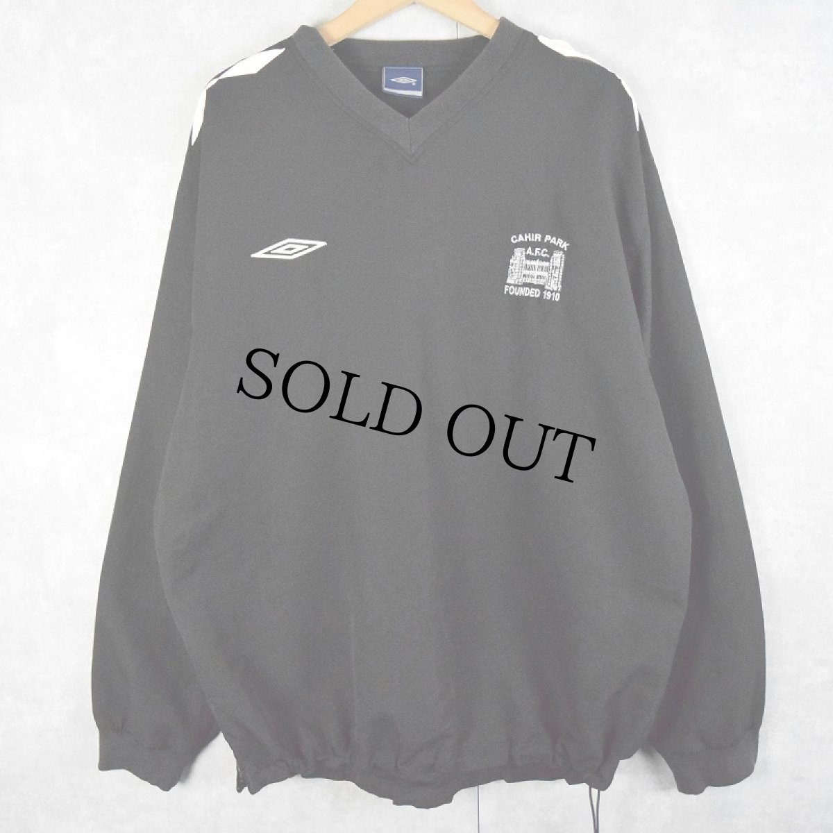 画像1: 2000's UMBRO ロゴ刺繍 Vネック ナイロンプルオーバージャケット BLACK XL (1)