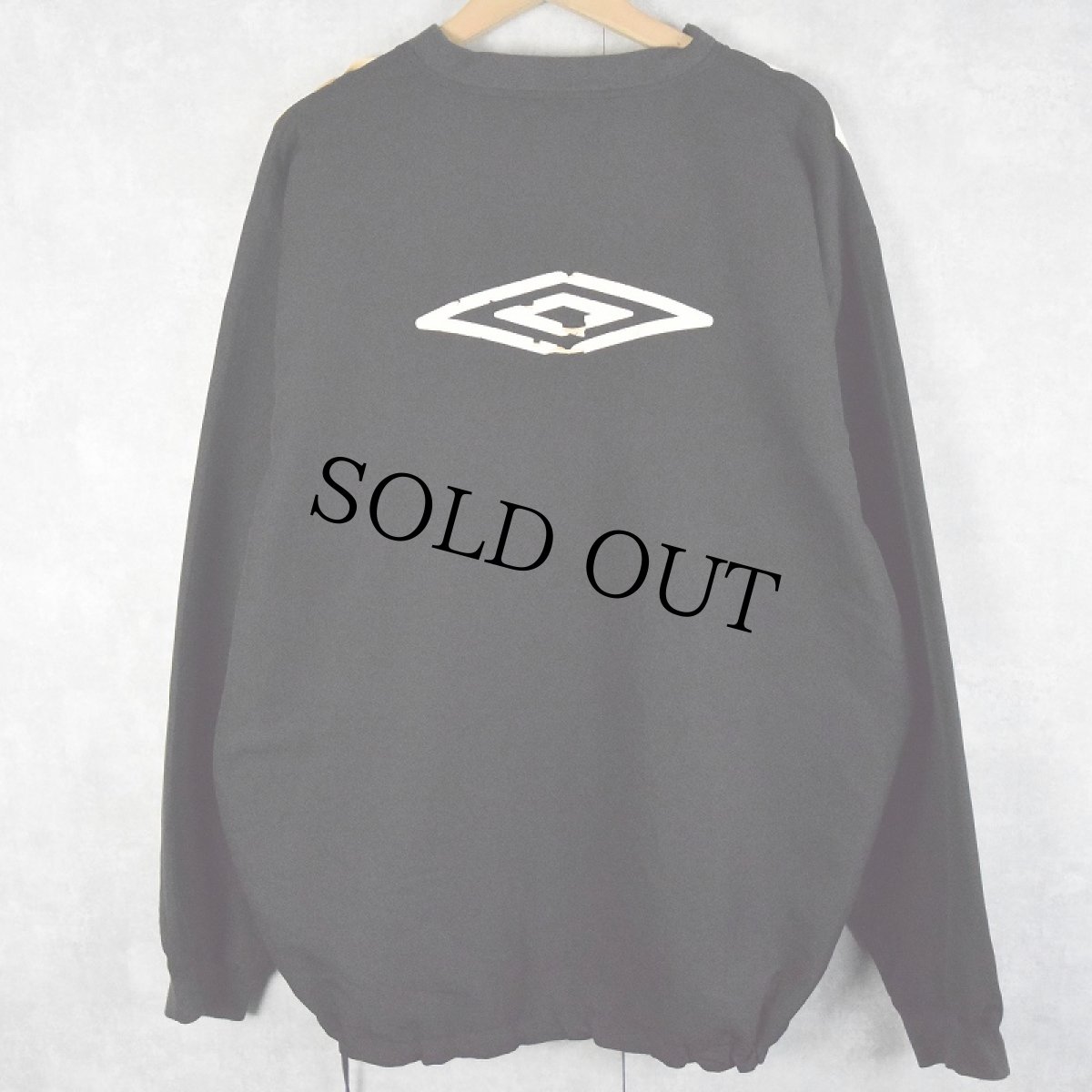 画像2: 2000's UMBRO ロゴ刺繍 Vネック ナイロンプルオーバージャケット BLACK XL (2)