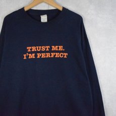 画像1: "TRUST ME. I'M PERFECT" ジョークプリントロンT NAVY XL (1)