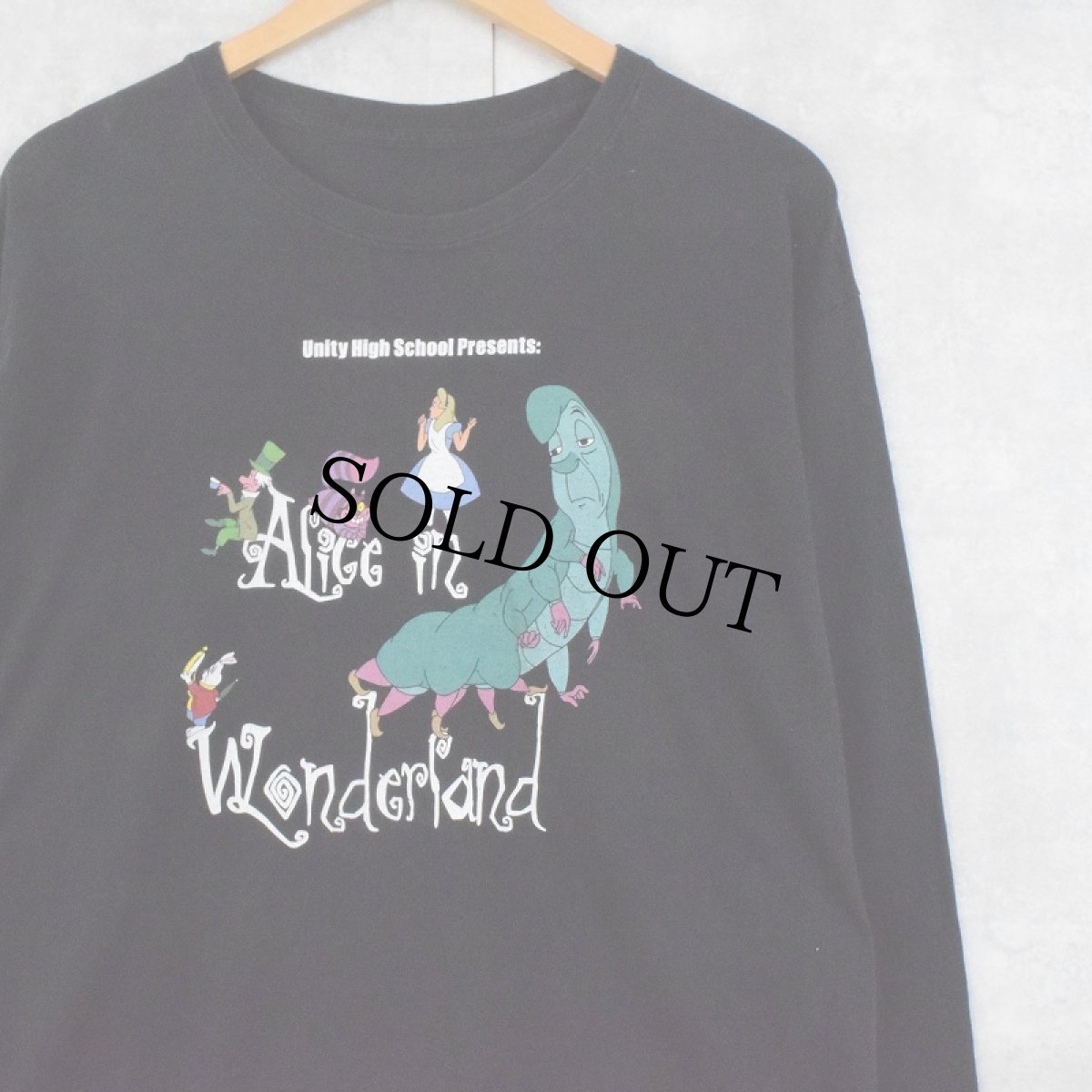 画像1: Alice in Wonderland "Unity High School Presents" キャラクターイラストプリントTシャツ BLACK (1)