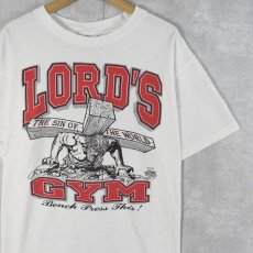 画像1: 90's LORD'S GYM USA製 "HIS PAIN YOUR GAIN" ジーザスパロディプリントTシャツ XL (1)