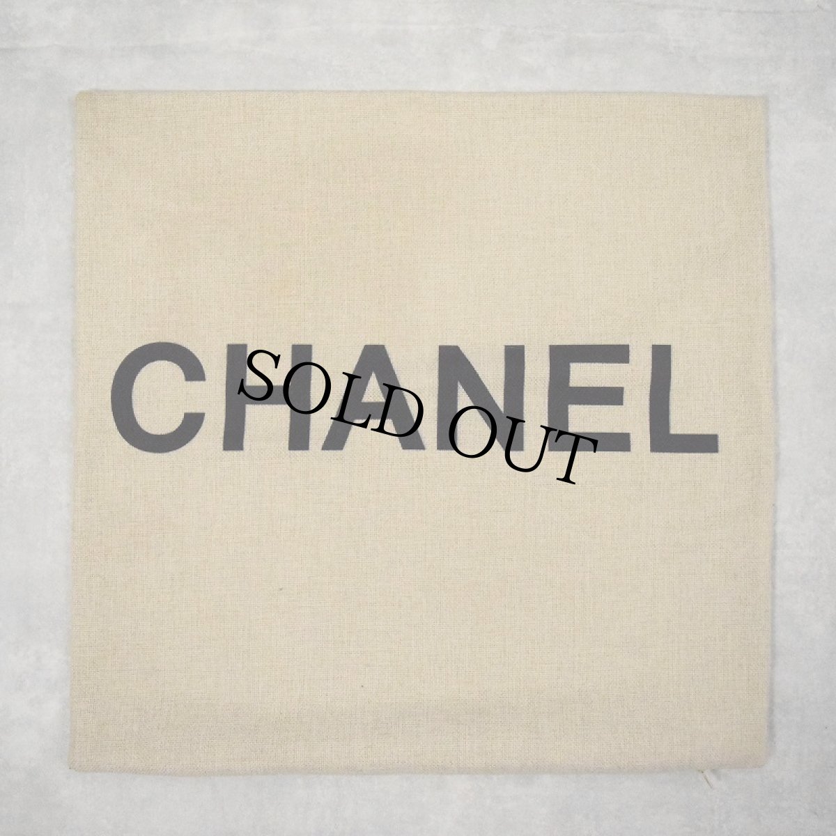 画像1: CHANEL ロゴプリントクッションカバー (1)