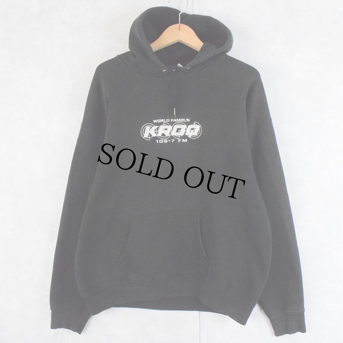 画像1: KROQ 106-7 FM ラジオ局 ロゴ刺繍スウェットフーディー BLACK XL (1)