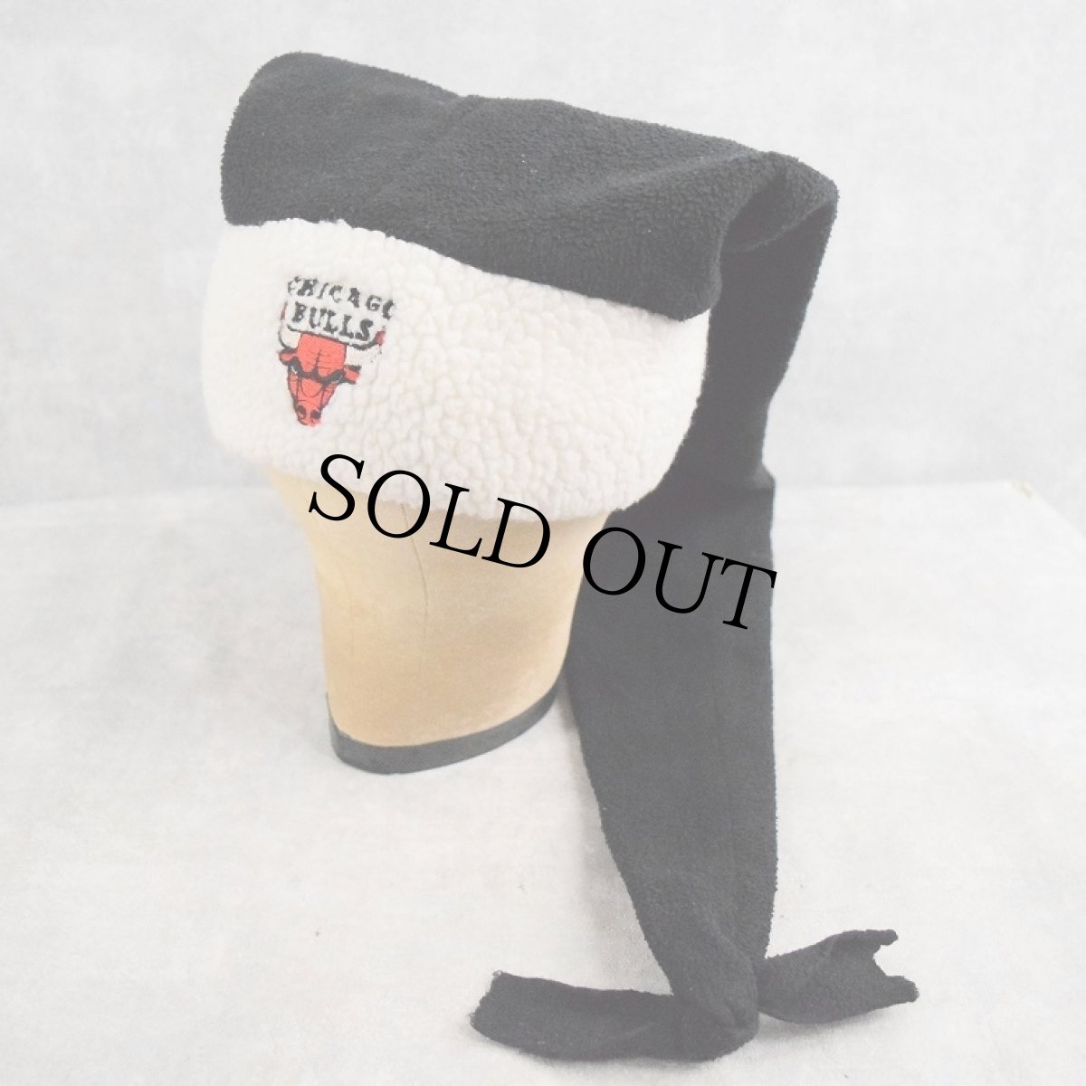 画像2: CHICAGO BULLS ロゴ刺繍 ファニーフリースキャップ BLACK (2)