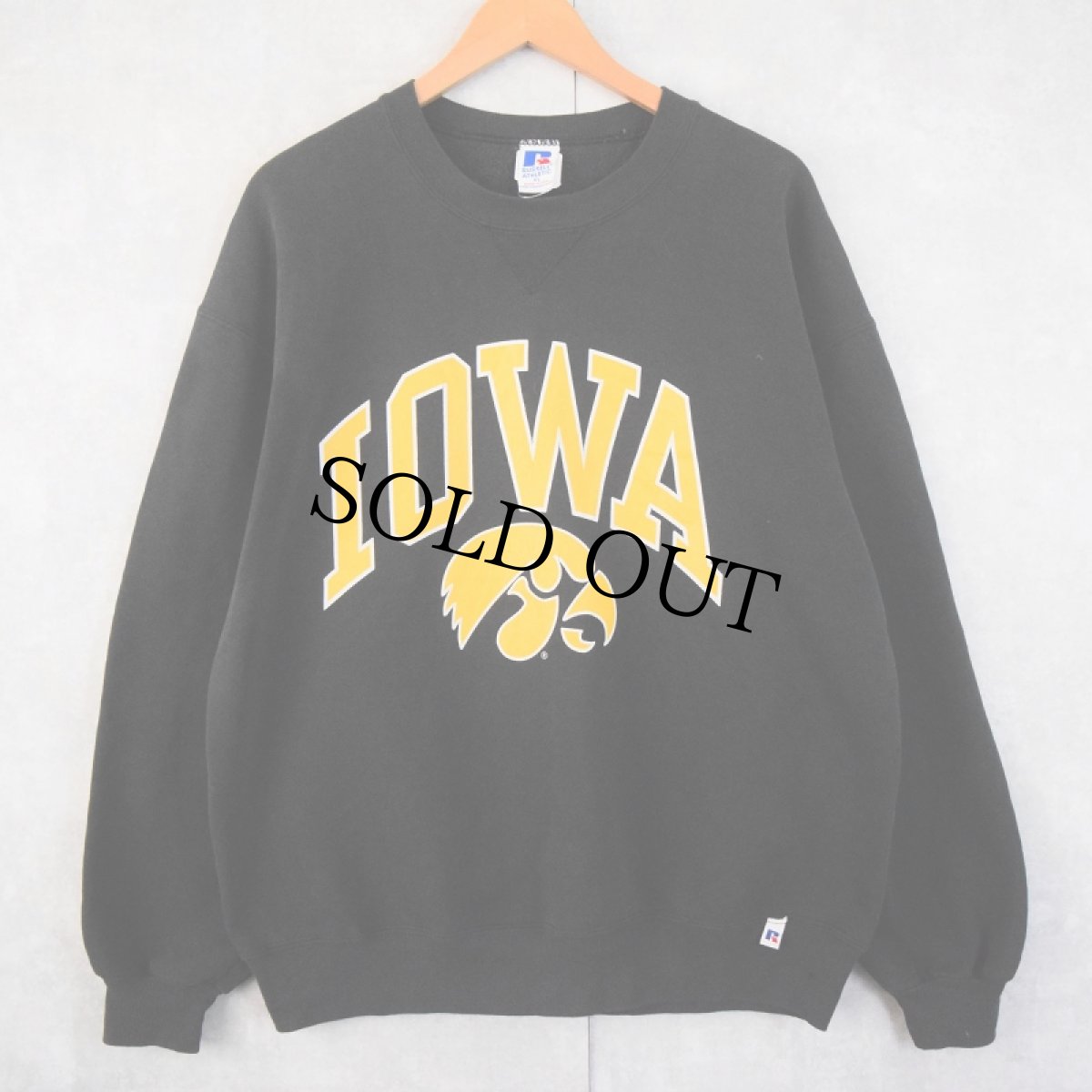 画像1: [お客様お支払い処理中]90's〜 RUSSELL ATHLETIC USA製 "IOWA" 前V プリントスウェット BLACK XL (1)