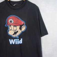 画像1: スーパーマリオ "wiid" ガンジャプリント キャラクターパロディTシャツ (1)