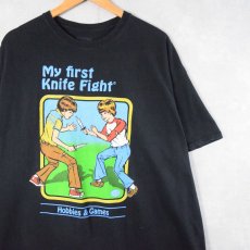 画像1: Steven Rhodes "My first Knife Fight" イラストプリントTシャツ BLACK 2XL (1)