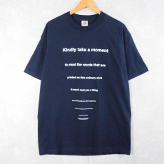 画像1: "Kindly take a moment..." メッセージプリントTシャツ NAVY L (1)