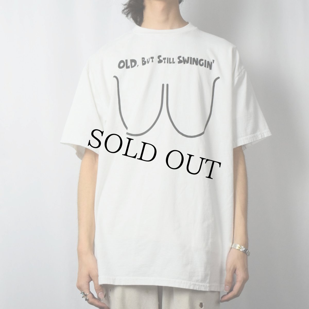 画像2: "OLD, BUT STILL SWINGIN'" シュールイラスト エロTシャツ XL (2)