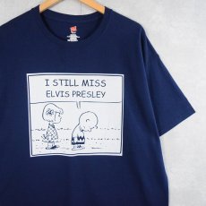 画像1: PEANUTS "I STILL MISS ELVIS PRESLEY" キャラクタープリントTシャツ NAVY XL (1)