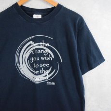 画像1: 90's Gandhi USA製 "Be the change you wish to see in the world" 名言プリントTシャツ NAVY M (1)
