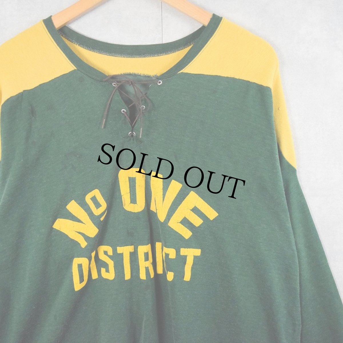 画像1: 50〜60's "No ONE DISTRICT" フロッキープリント レースアップフットボールTシャツ (1)