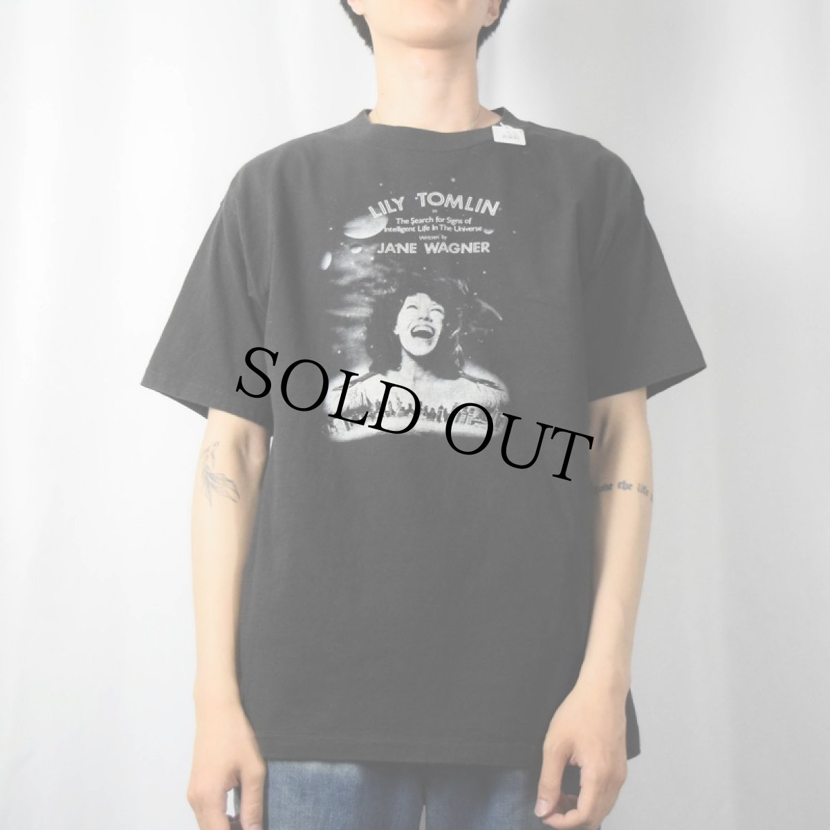 画像2: 90's LILY TOMLIN written by JANE WAGNER 舞台プリントTシャツ BLACK (2)