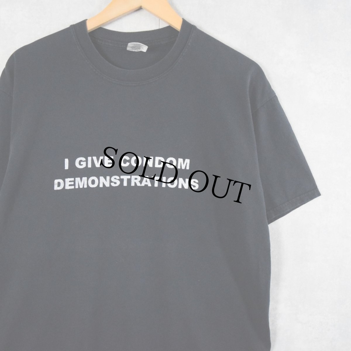 画像1: "I GIVE CONDOM DEMONSTRATIONS" メッセージプリント エロTシャツ BLACK L (1)