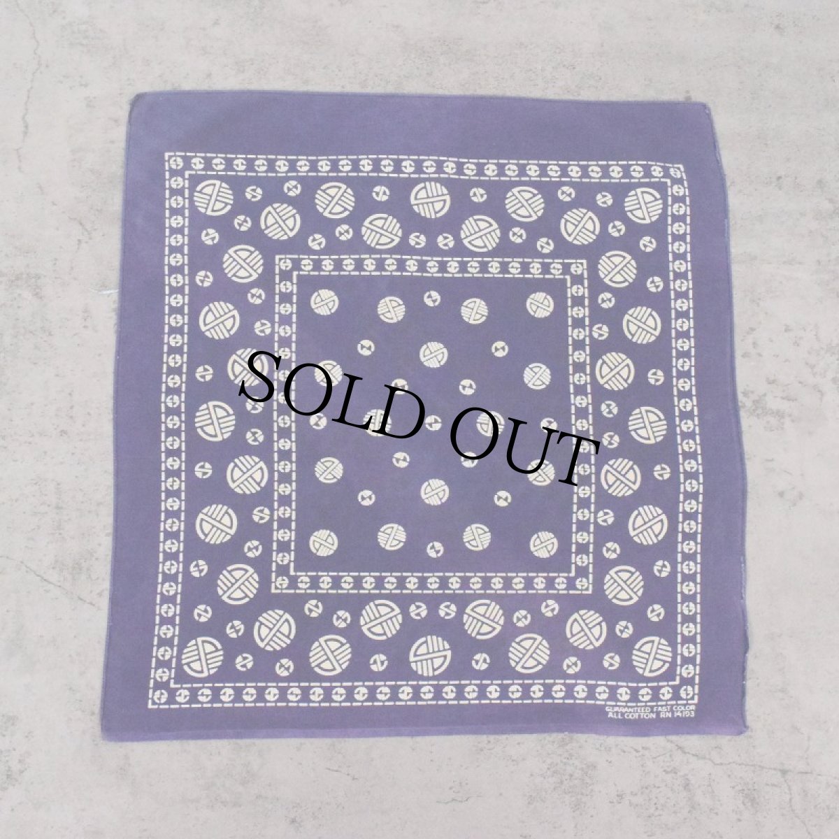 画像2: 60's GUARANTEED FAST COLOR 車輪柄 バンダナ (2)