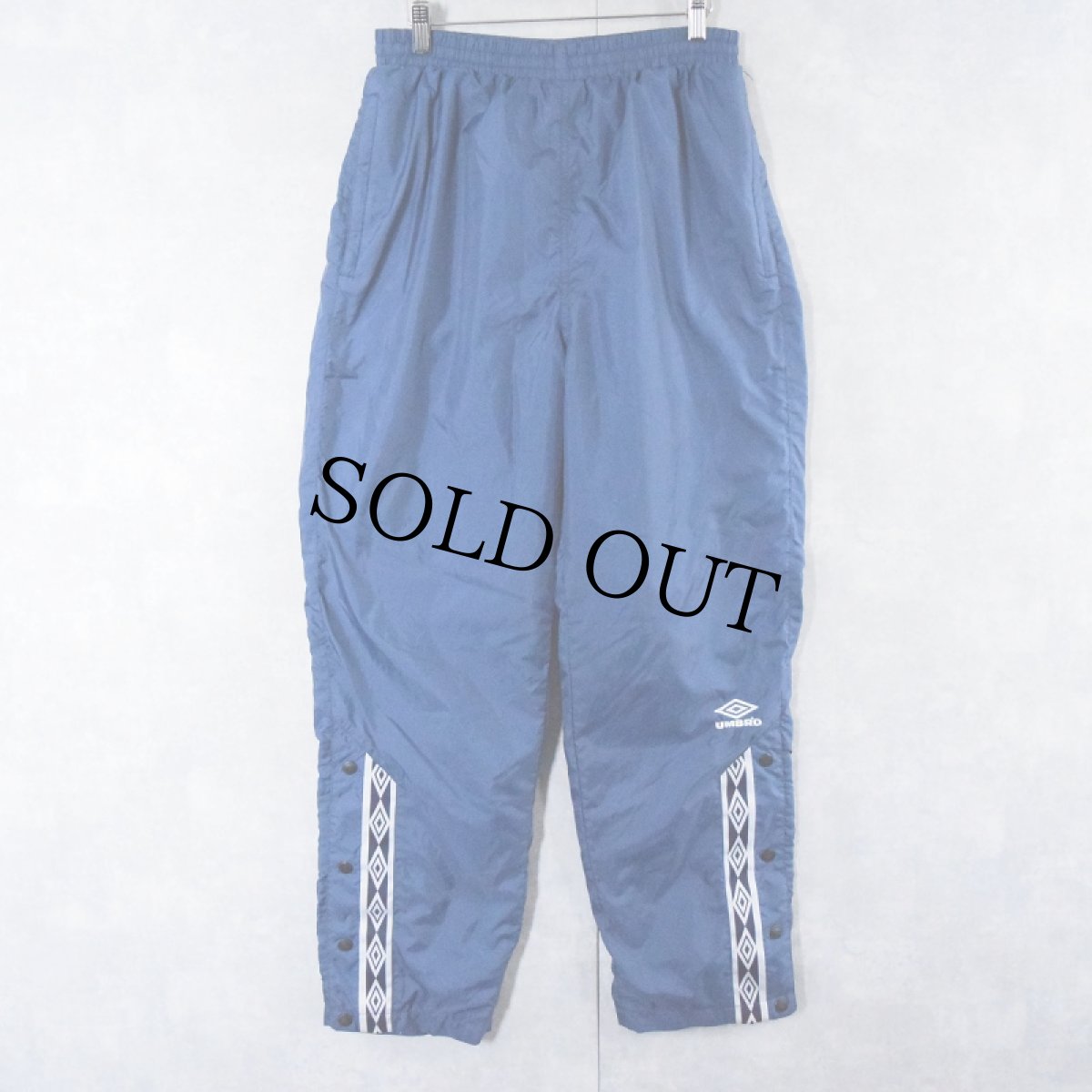 画像2: 90's UMBRO ロゴ刺繍 テープデザイン ナイロントラックパンツ M (2)
