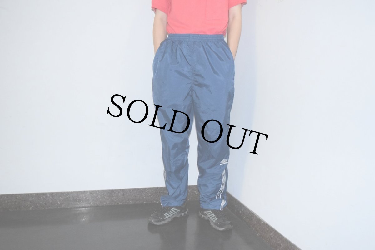 画像3: 90's UMBRO ロゴ刺繍 テープデザイン ナイロントラックパンツ M (3)