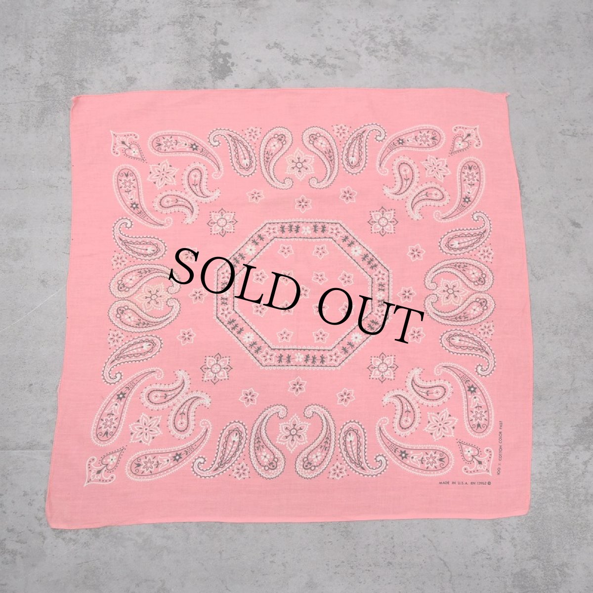 画像2: 70's COLOR FAST USA製 ペイズリー柄 バンダナ PINK (2)