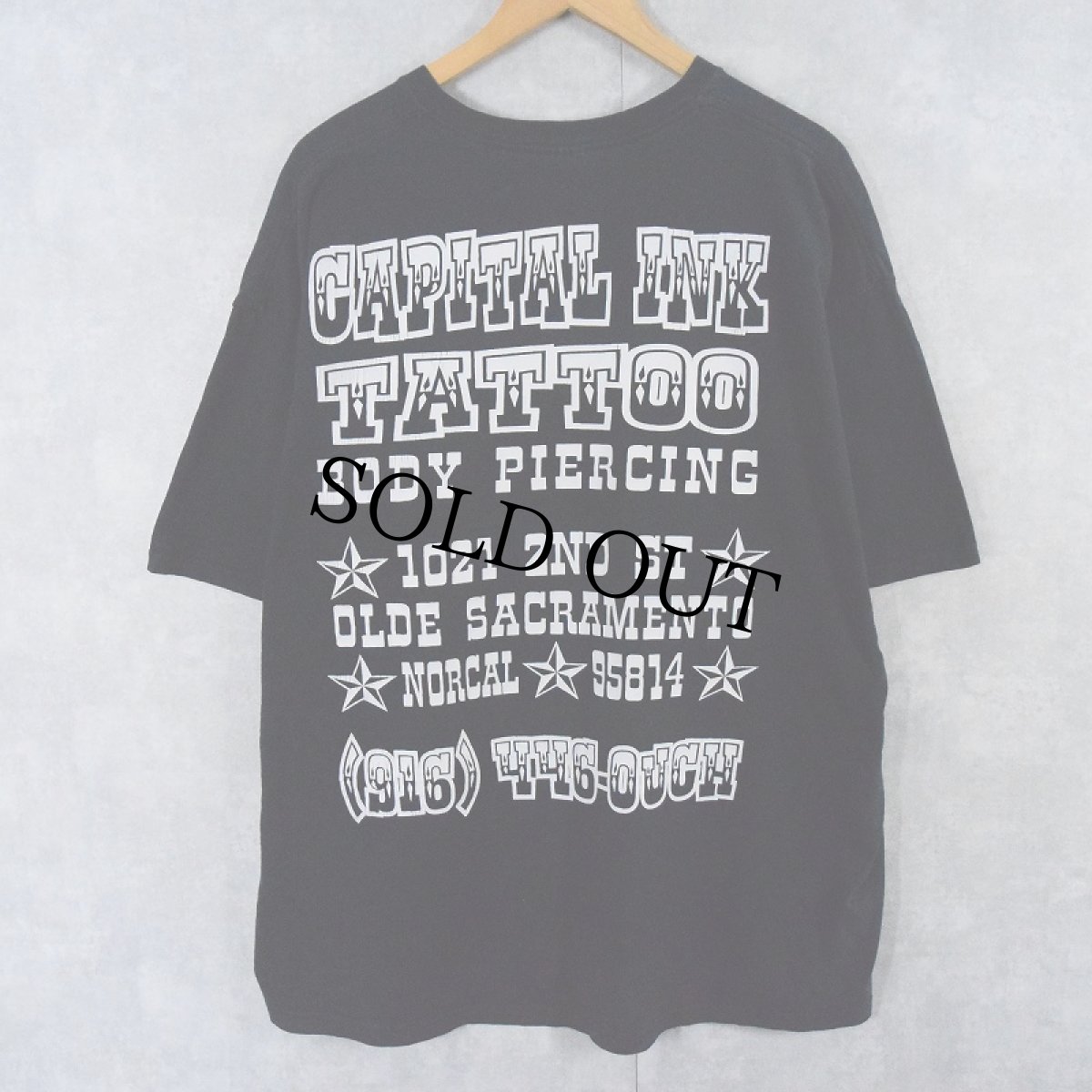 画像2: Charles Manson "CAPITAL INK TAT2" カルト指導者プリント タトゥーショップTシャツ BLACK 2XL (2)