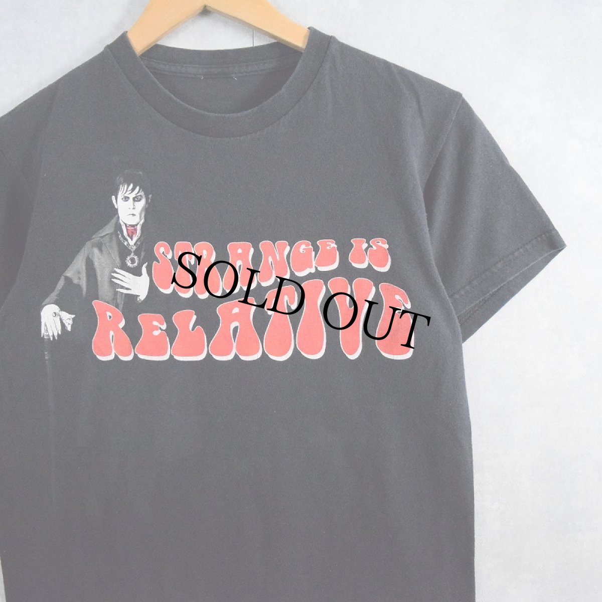 画像1: DARK SHADOWS "STRANGE IS RELATIVE" ホラーコメディ映画プリントTシャツ (1)