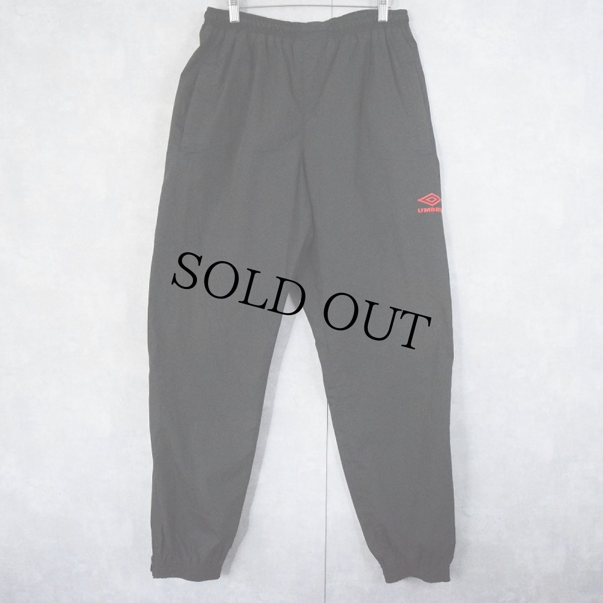 画像2: 90's UMBRO ロゴ刺繍 ナイロントラックパンツ BLACK XL (2)