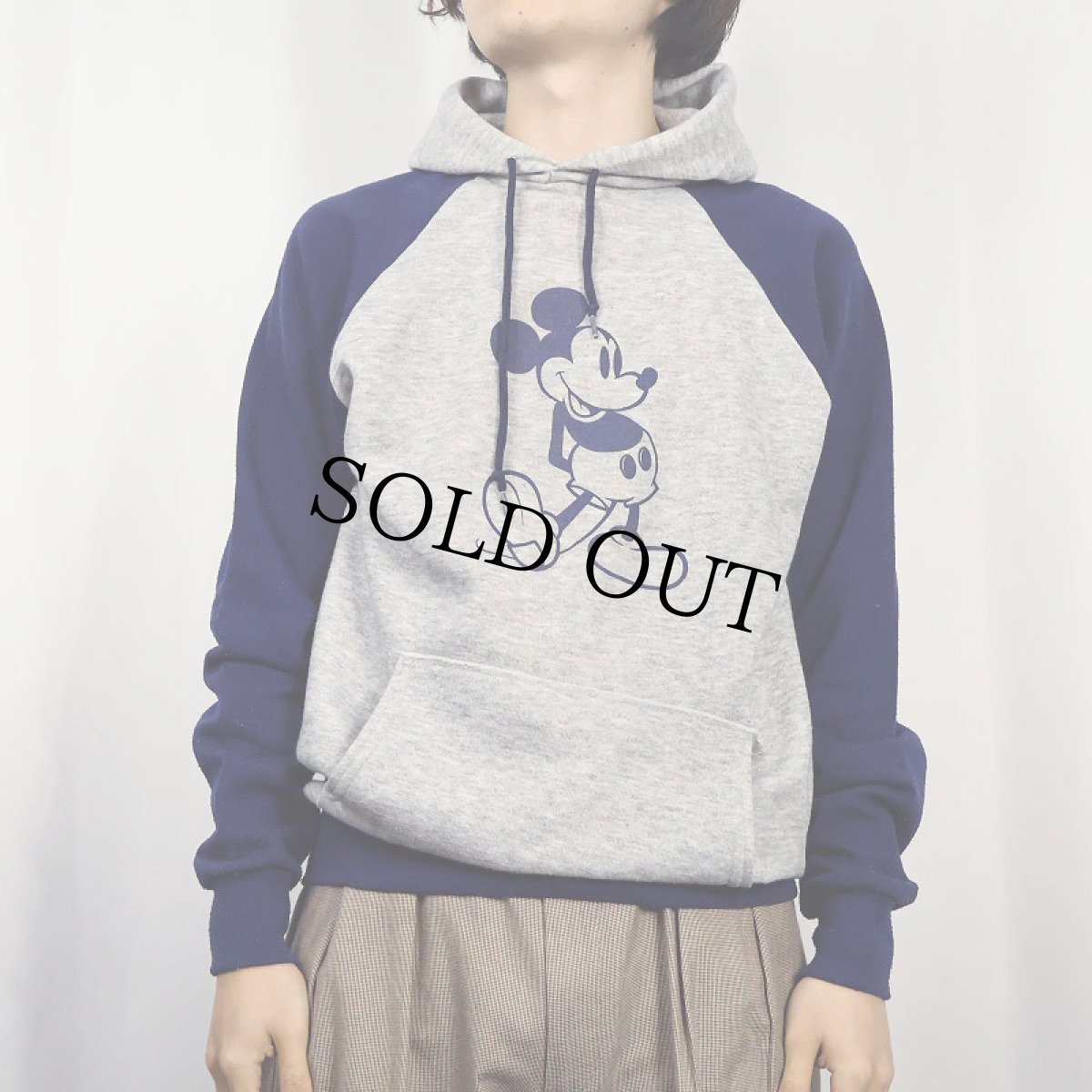 画像2: 80's Disney MICKEY MOUSE 2トーンカラー キャラクタープリント ラグランスウェットフーディー L (2)