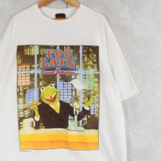 画像1: 90's Kermit USA製 "TOO LATE with Kermit Letterfrog" テレビ番組パロディプリントTシャツ XL (1)