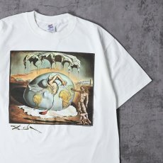 画像1: 90's SALVADOR DALI USA製 "新人類の誕生を見つめる地政学の子供" アートプリントTシャツ MINT CONDITION L (1)