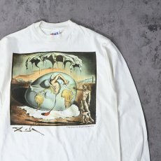 画像1: 90's SALVADOR DALI USA製 "新人類の誕生を見つめる地政学の子供" アートプリントロンT DEADSTOCK M (1)