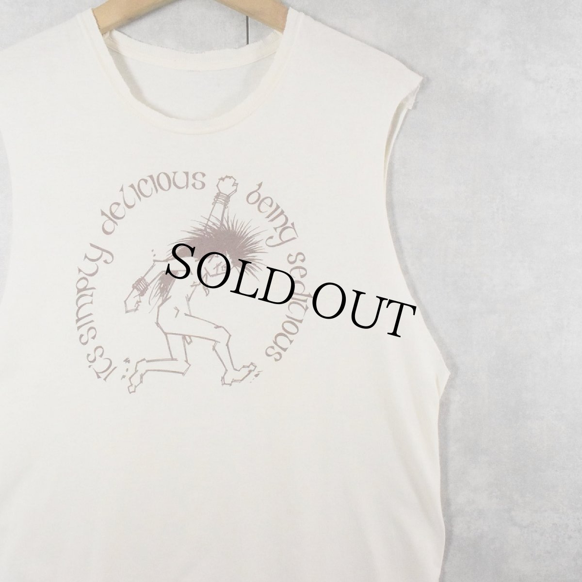 画像1: "it's simply delicious being seditious" メッセージプリント カットオフTシャツ (1)