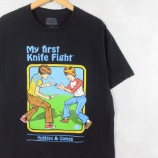画像1: Steven Rhodes "My first Knife Fight" イラストプリントTシャツ BLACK L (1)