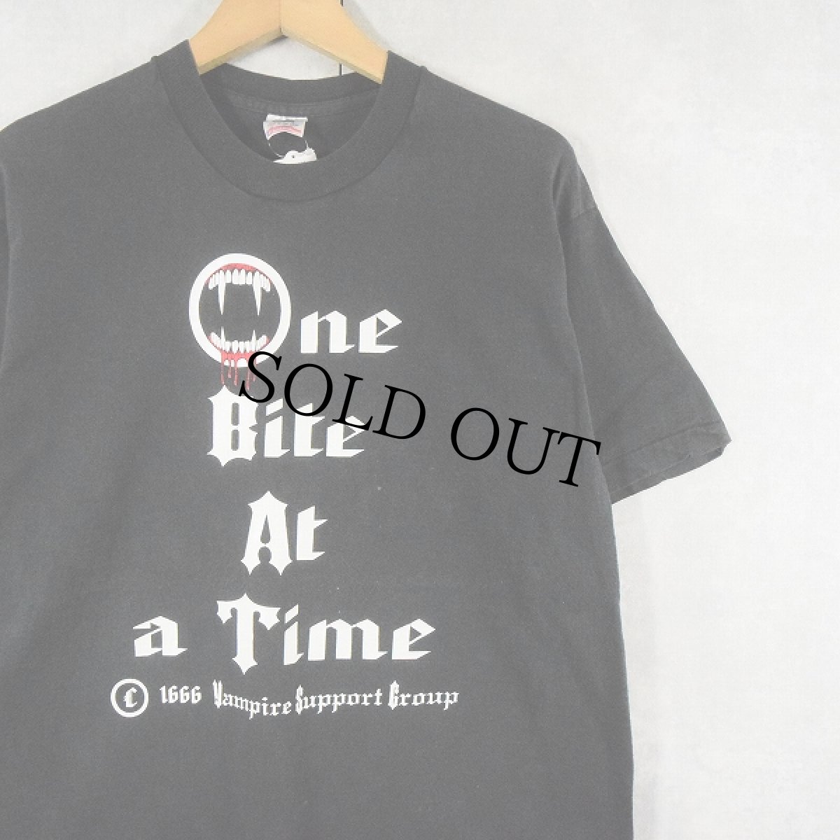 画像1: 90's Vampire Support Group USA製 "One Bite At a Time" プリントTシャツ BLACK L (1)