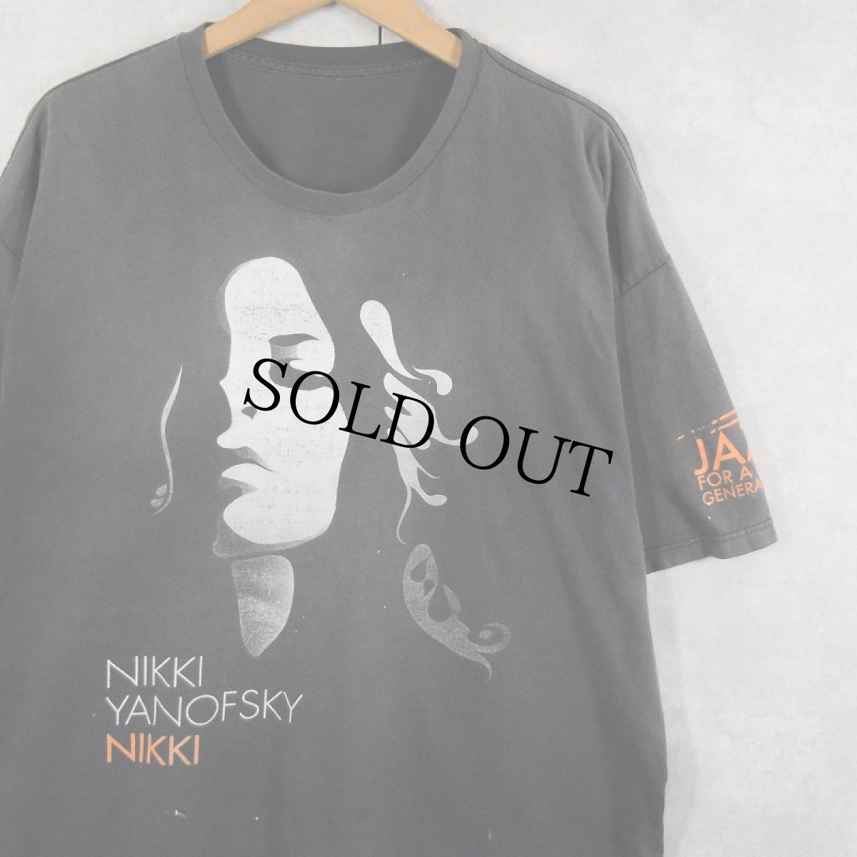 画像1: NIKKI YANOFSKY ジャズミュージシャンプリントTシャツ BLACK (1)