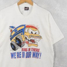 画像1: 90's USA製 "HANG IN THERE... WE'RE ON OUR WAY!" シュールイラストプリントTシャツ L (1)