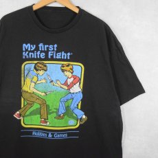 画像1: Steven Rhodes "My first knife fight" イラストプリントTシャツ BLACK (1)