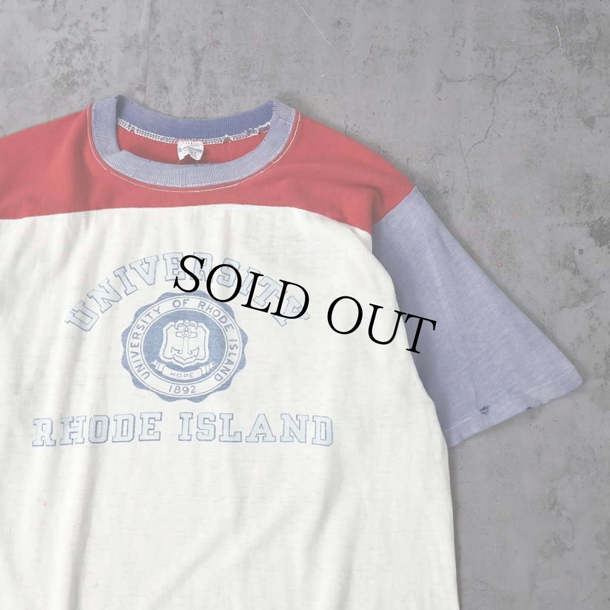 画像1: 70's Champion USA製 バータグ "UNIVERSITY HODE ISLAND" 染み込みプリント フットボールTシャツ L (1)